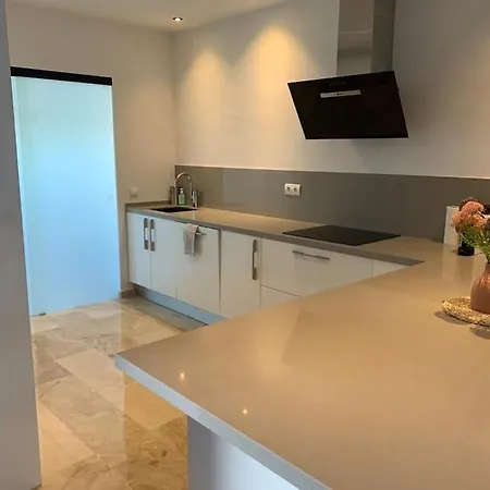 別荘 Modern House With Large Pool! *