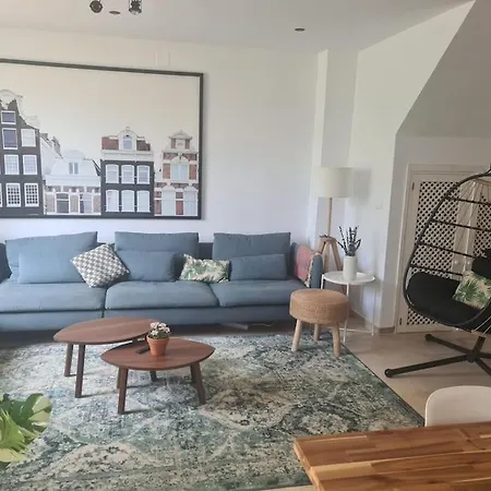Modern House With Large Pool! エステポナ