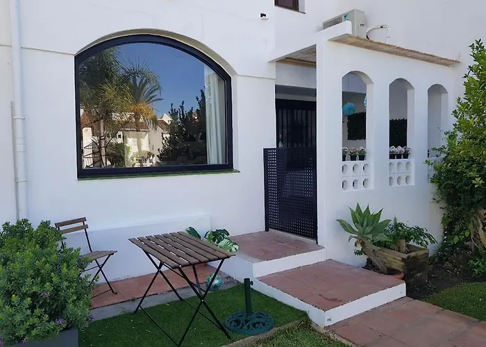 Modern House With Large Pool! بيت للعطل