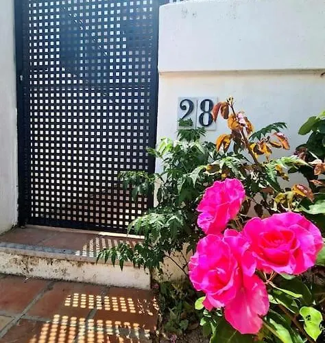 Modern House With Large Pool! بيت للعطل *