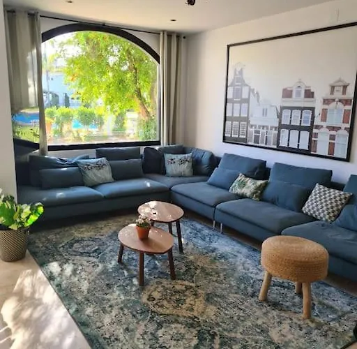 Modern House With Large Pool!