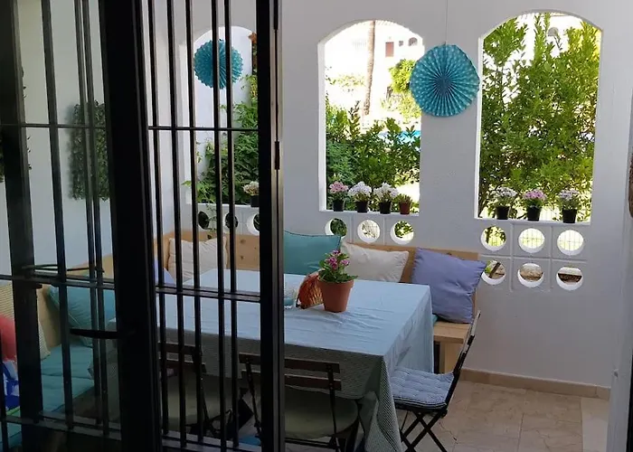 Modern House With Large Pool! بيت للعطل إِستيبونا