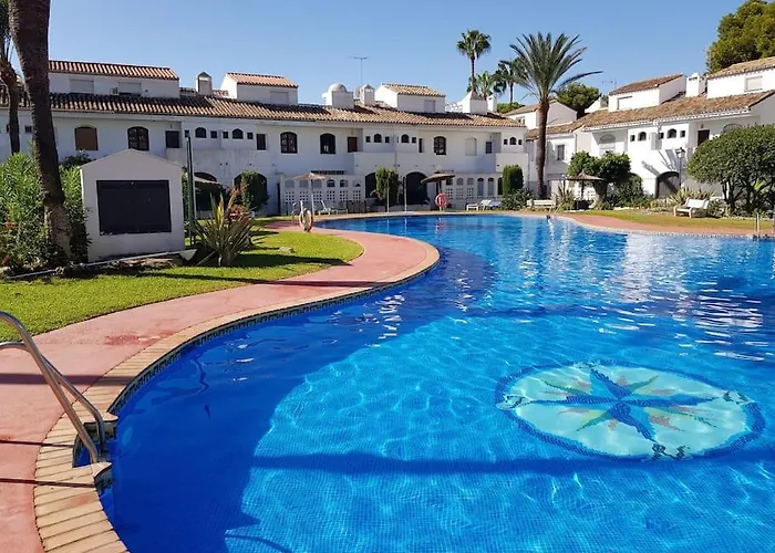 Modern House With Large Pool! Vakantiehuis